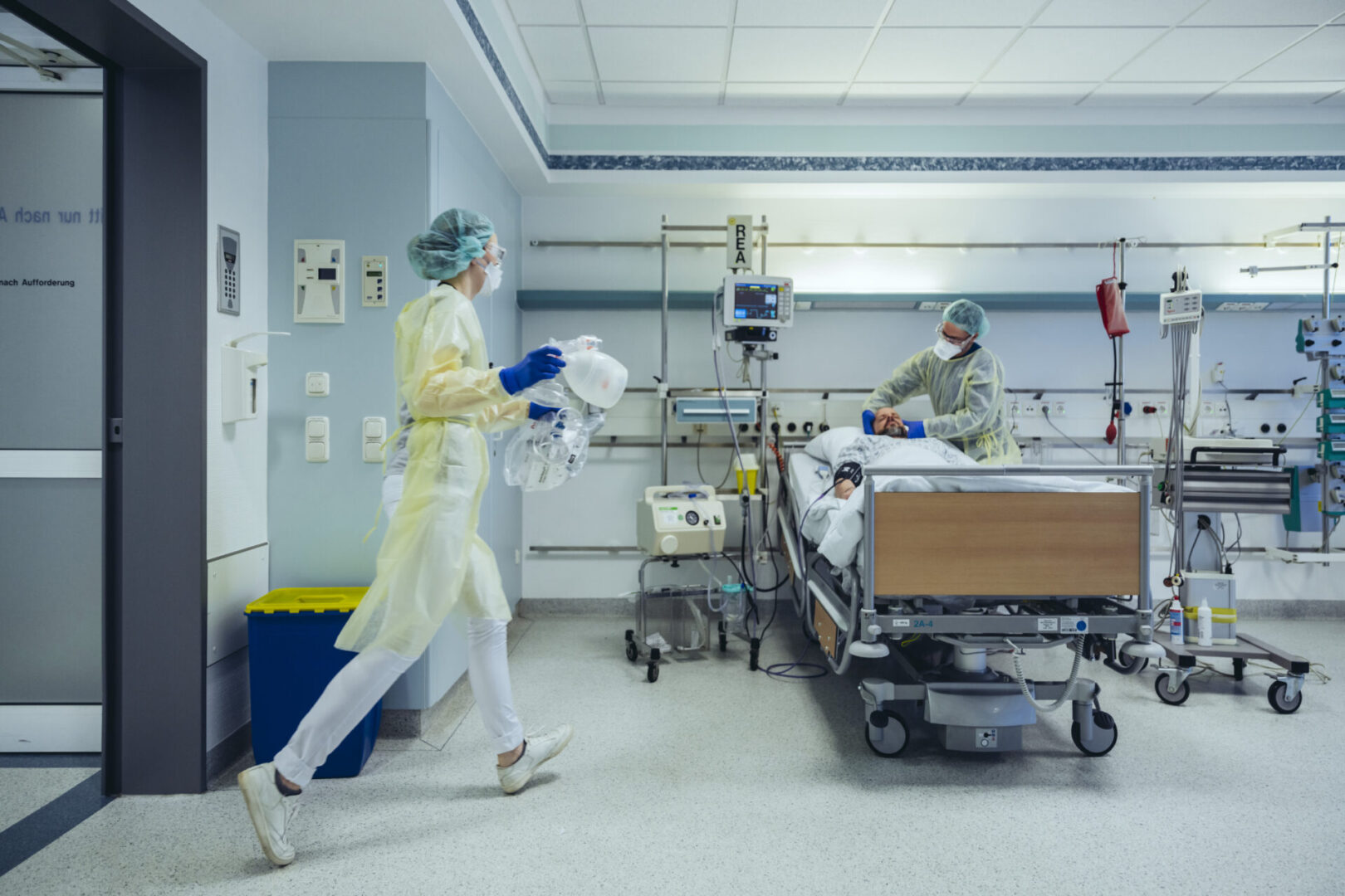 Intensivmediziner beatmen einen Patienten mit Covid-19 mit Hilfe eines Beatmungsbeitel auf Intensivstation im Krankenhaus, Grevenbroich, NRW, Deutschland