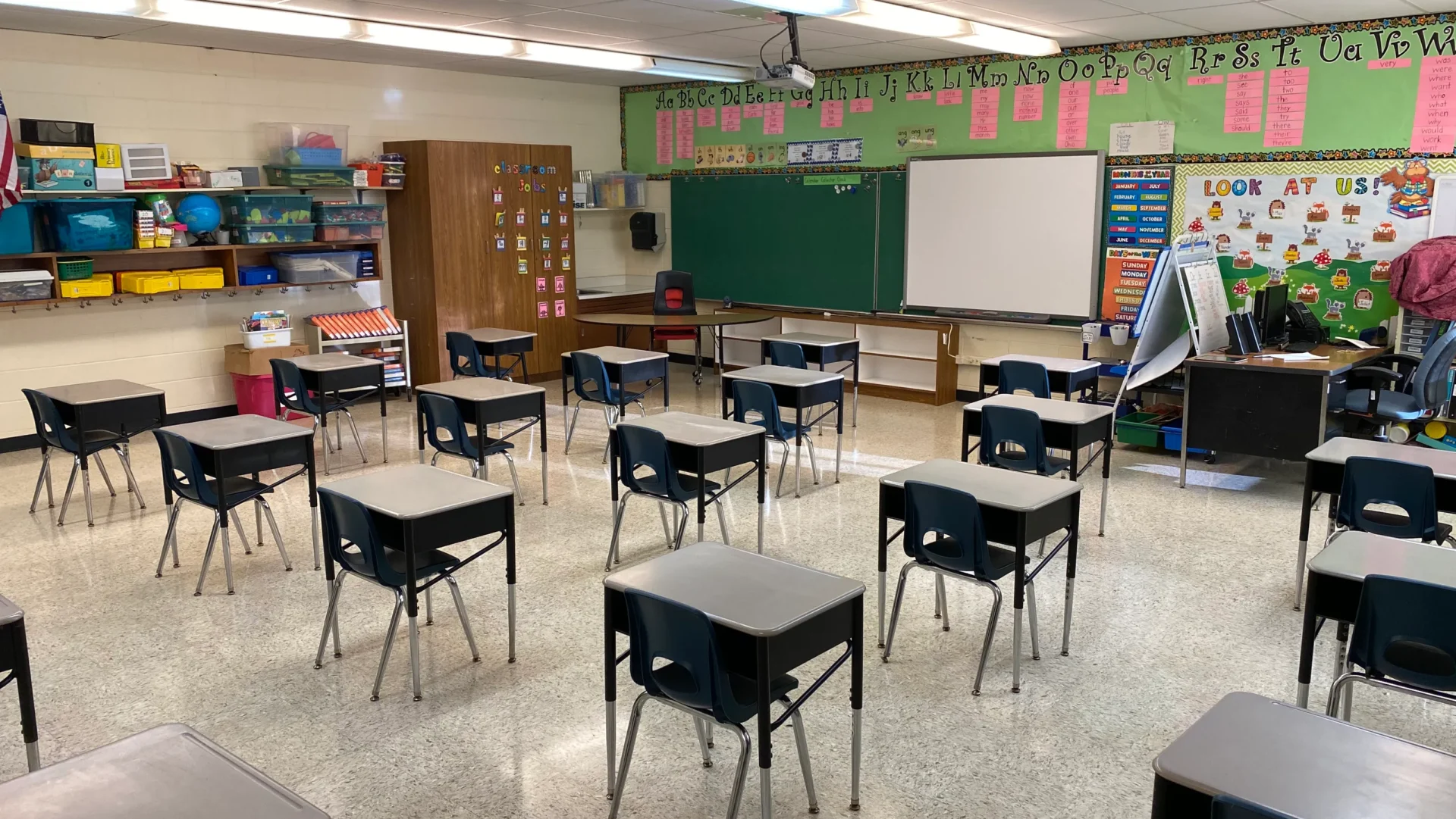 A classroom with desks and chairs in it